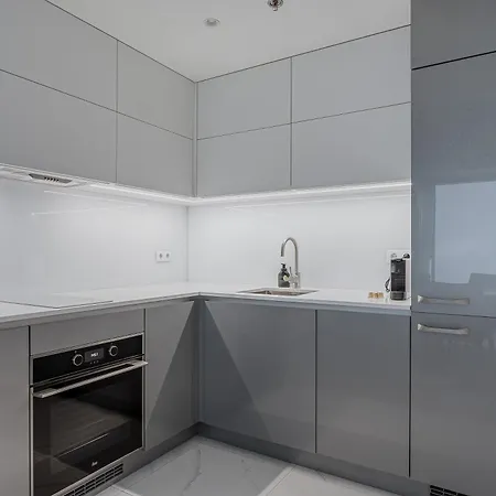 Revalia Fahle Airport Bus-station With Views *