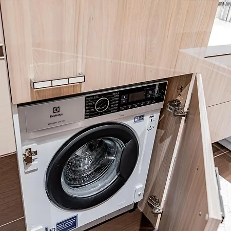 Revalia Fahle Airport Bus-station With Views Lägenhet *