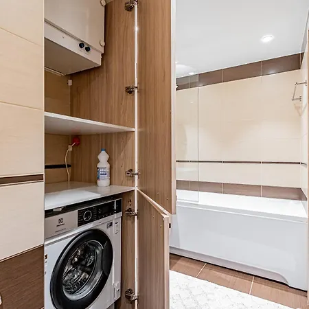 Revalia Fahle Airport Bus-station With Views Lägenhet Tallinn