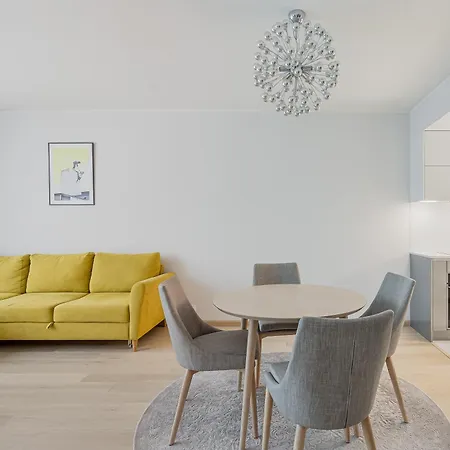 Revalia Fahle Airport Bus-station With Views Daire